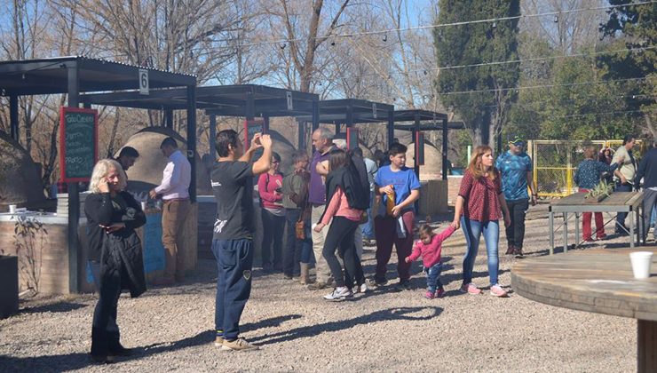 Turistas de todo el país degustan las comidas típicas en el Hornódromo de El Trapiche