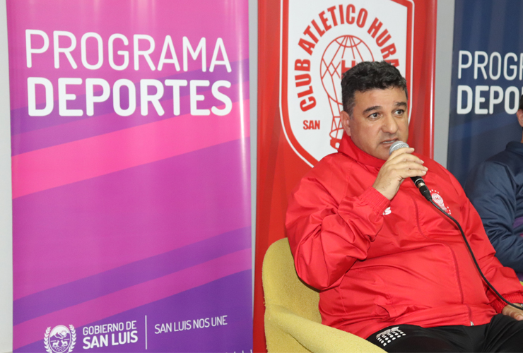 Néstor Apuzzo brindó una charla abierta de fútbol en el club Atlético Huracán.