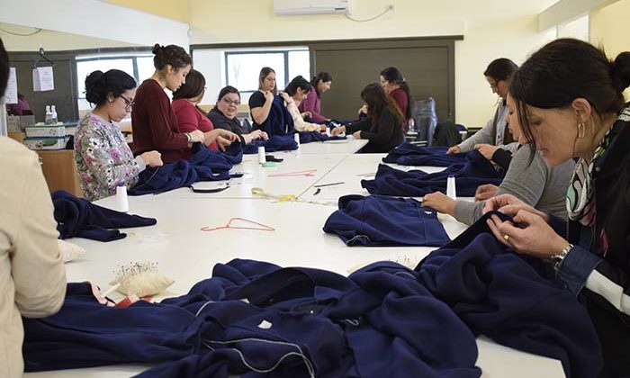 Estudiantes de la UPrO confeccionaron buzos para alumnos de la Escuela “Eduardo Bradley”