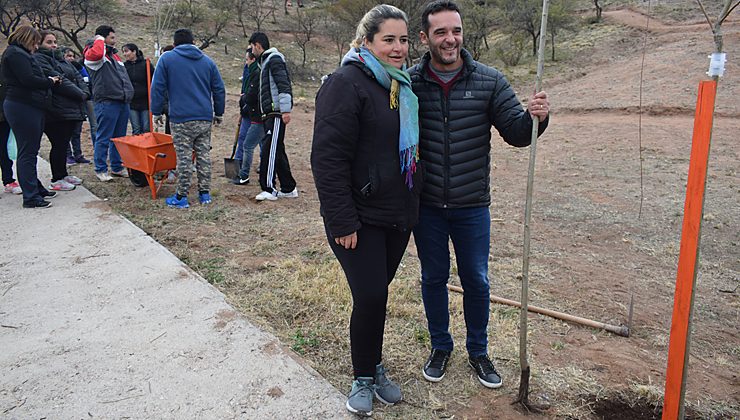 Más de 600 beneficiarios parquizan el predio de Terrazas del Portezuelo