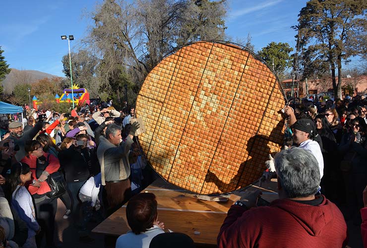 Durante el evento, prepararon una torta frita gigante, de dos metros de diámetro.