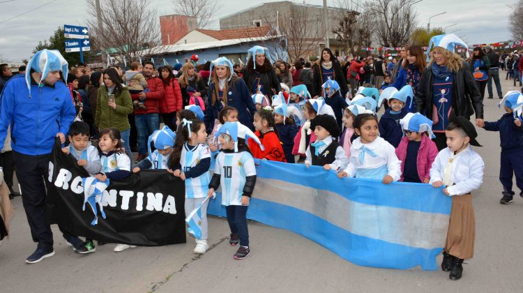 Dos escuelas mercedinas desfilaron con una alegoría del Mundial 2018