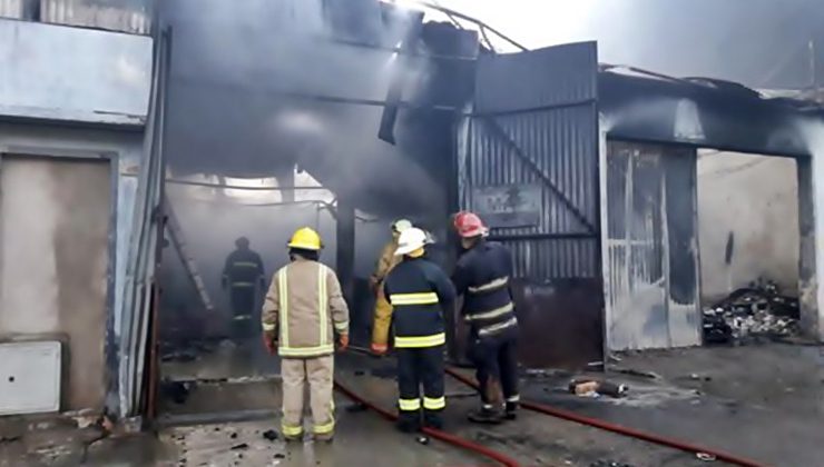 Bomberos sofocaron un incendio en el depósito de una ferretería