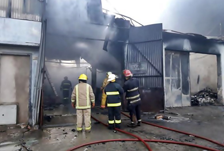 Bomberos sofocaron un incendio en el depósito de una ferretería.