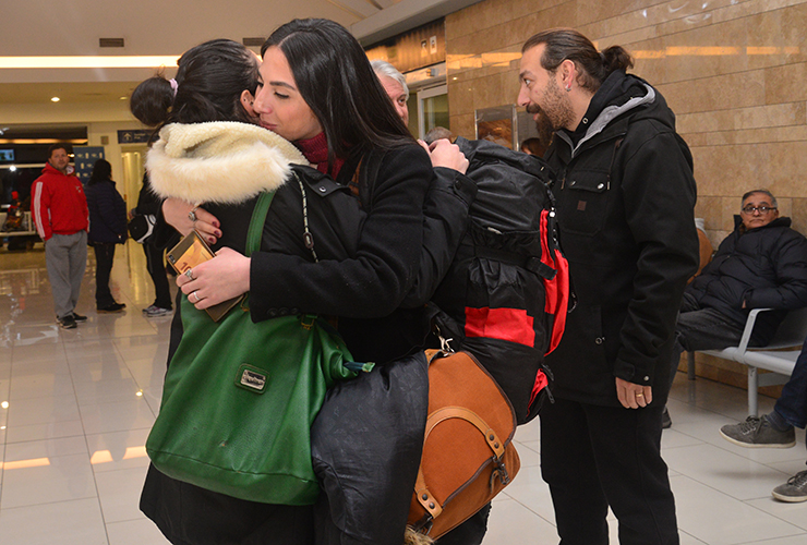 María abrazando a Lana momento previos a subir al avión.