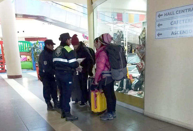 Efectivos de la Policía Turística brindando información a turistas.