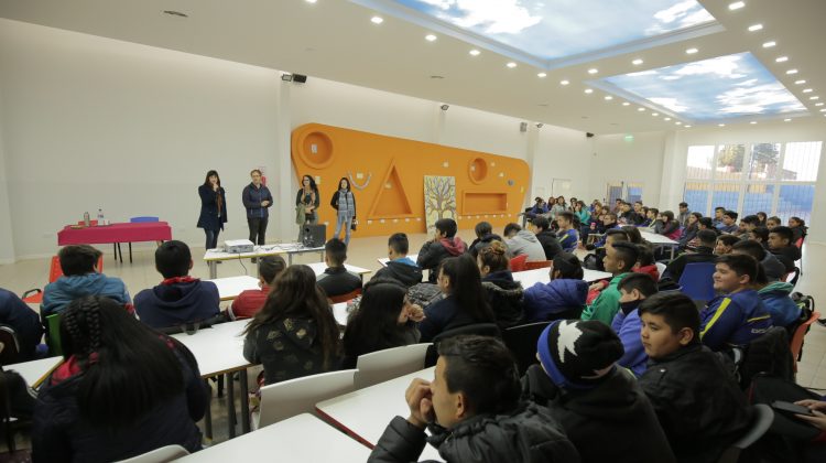 Jim Cybulski brindó una charla-taller sobre el microscopio de papel en la Escuela Generativa de Juventud