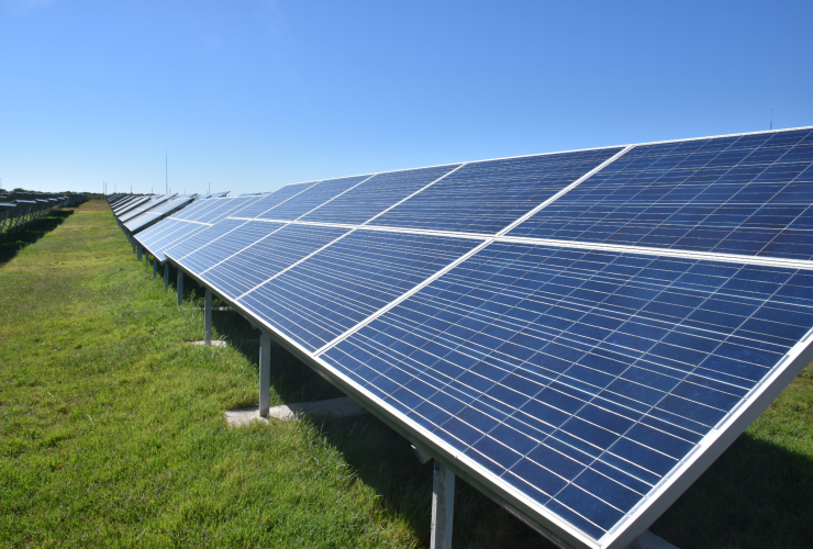 Uno de los beneficios de los sistemas solares es el ahorro en el consumo energético.