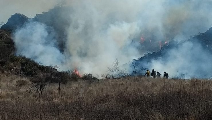 Bomberos trabajan para controlar un incendio entre El Volcán y Potrero de los Funes