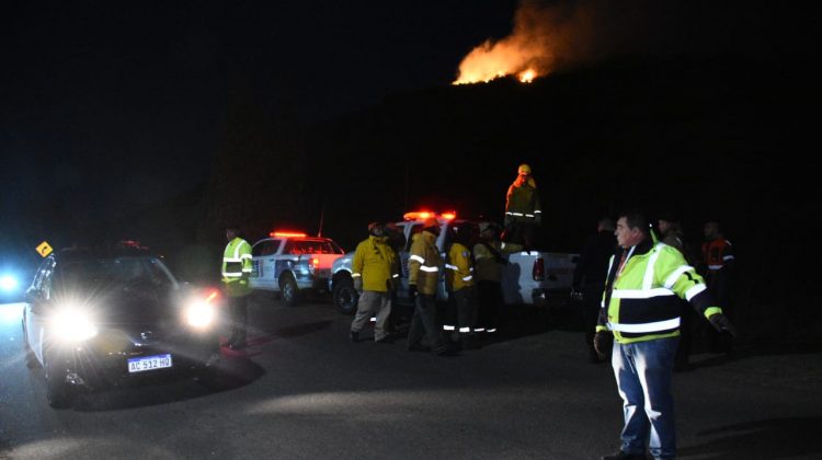 Sigue el trabajo de los bomberos y brigadistas para controlar el fuego entre Potrero y El Volcán