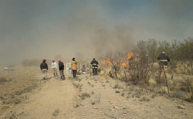 Trabajaron en dos frentes para controlar el incendio al sur de Zanjitas