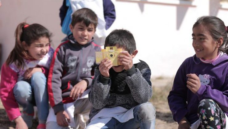 Con alegría y mucha curiosidad, alumnos del paraje La Lomita recibieron foldscopes y tabletas