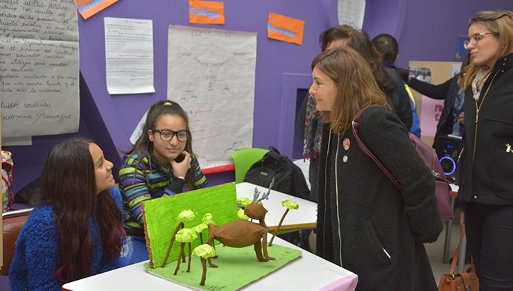 La ministra Calderón visitó la Feria de Ciencias de la escuela generativa de Juventud