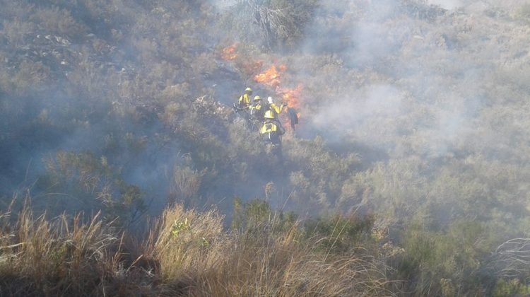 Por el viento, ahora combaten dos frentes de incendio en las Sierras Centrales