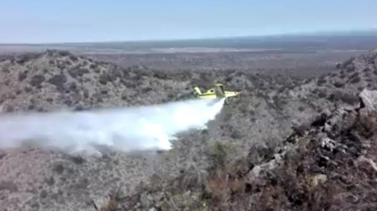 Bomberos combaten el fuego en las Sierras Centrales, se sumaron dos aviones hidrantes