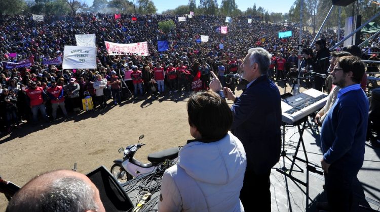 Alberto reconoció la labor de los trabajadores del Plan Solidario y los acompañó en su día