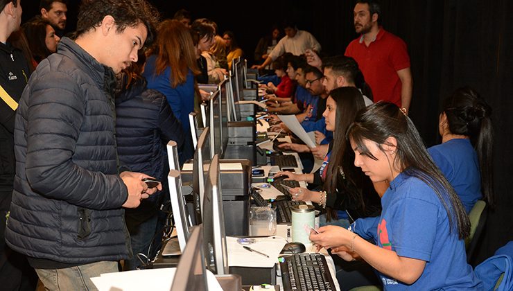 Docentes y un dispositivo con múltiples aplicaciones para el aula