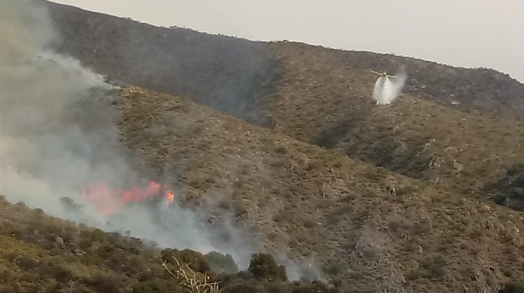 Bomberos extinguieron un incendio y queda un foco en la cima de las sierras