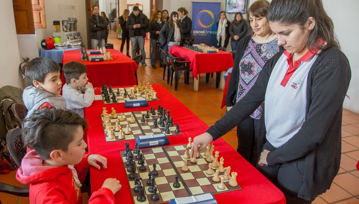 Chicos de La Punta jugaron partidas simultáneas de ajedrez con Claudia Amura y Guadalupe Besso