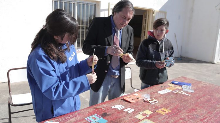 Foldscope y tabletas continúan llegando a las escuelas rurales