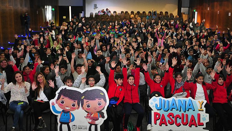 Más de 300 chicos participaron de la presentación del cancionero de “Juana y Pascual”