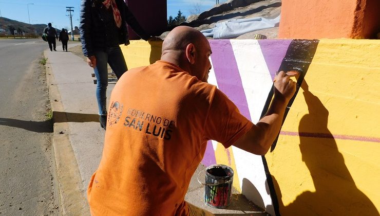 Una bienvenida teñida de colores en el ingreso a la ciudad