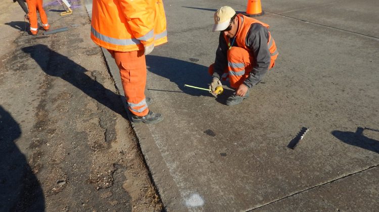 Realizan mantenimiento de rutas y autopistas provinciales