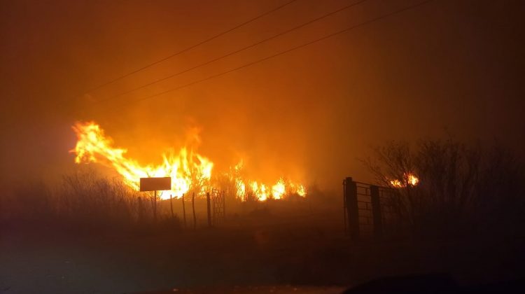 Bomberos y policías combaten un incendio en Las Chacras