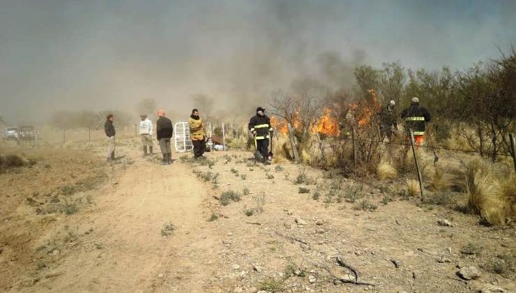 Bomberos combaten un incendio en el paraje Balcarce