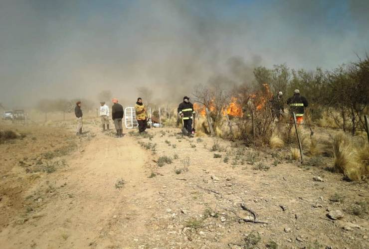 Bomberos combatiendo el incendio en el cerro Varela.
