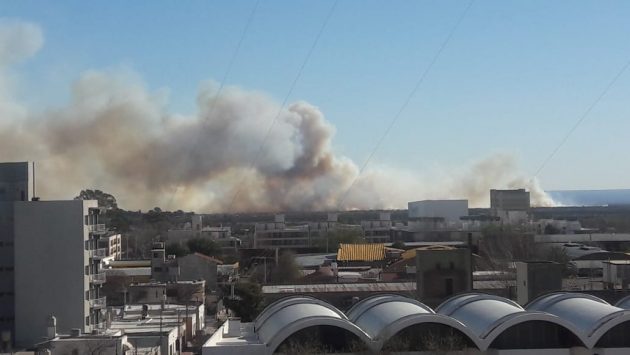 El incendio en el barrio 9 de Julio desde el centro de la ciudad