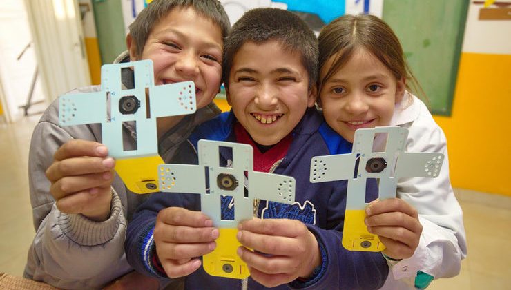 Continúa la entrega de foldscopes y tabletas en escuelas de parajes