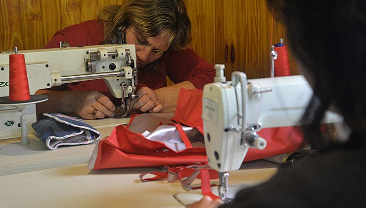 Beneficiarios del Plan Solidario confeccionan ropa para familias vulnerables