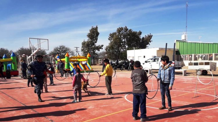 Los chicos de Santa Rosa del Gigante festejaron su día con la Policía