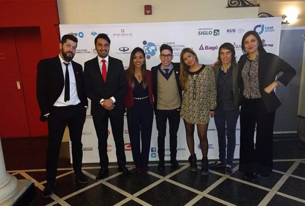 Los integrantes de la Secretaría de la Juventud junto a representantes de España y Perú.