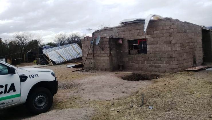 Un fuerte temporal causó una muerte, incendios y voladuras de techos