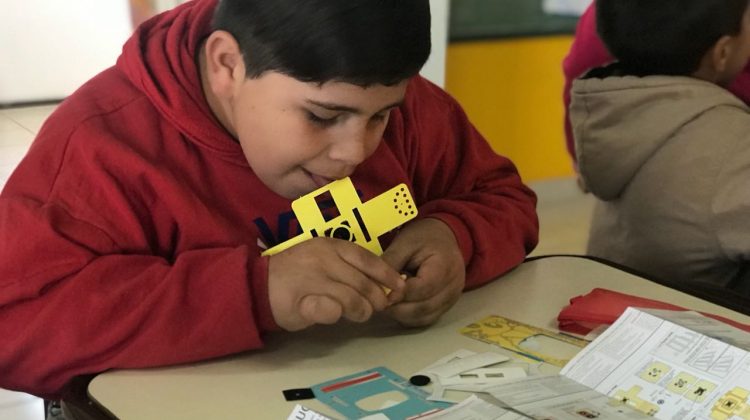 Inició el megaoperativo de entrega de tabletas y microscopios de papel en escuelas de parajes