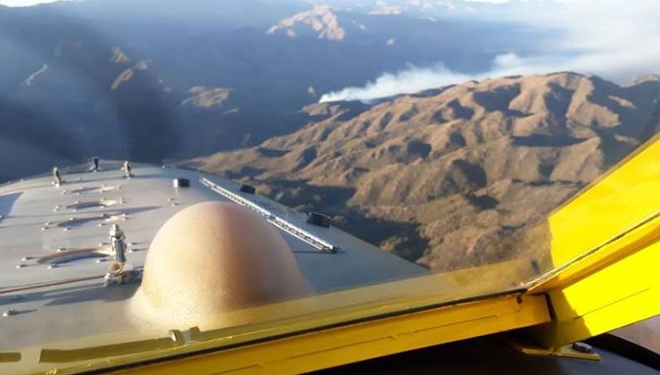 Con la ayuda del avión hidrante, los bomberos controlaron uno de los focos de incendio