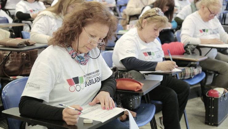 Jubilados rindieron el examen presencial de las Olimpíadas del Conocimiento