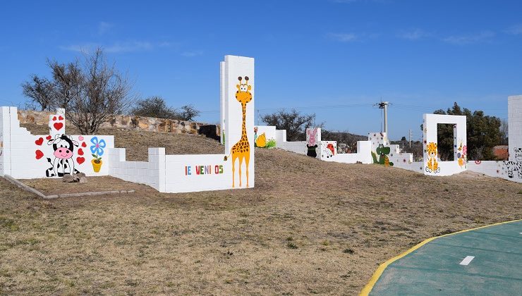 Plaza del Cerro renovada: despejan montes y arman senderos internos para el deporte