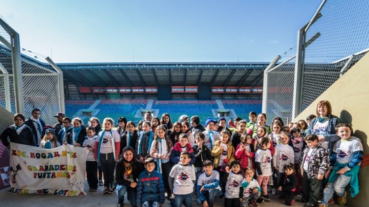 Setenta niños de los parajes La Angelina y Martín de Loyola recorrieron La Pedrera