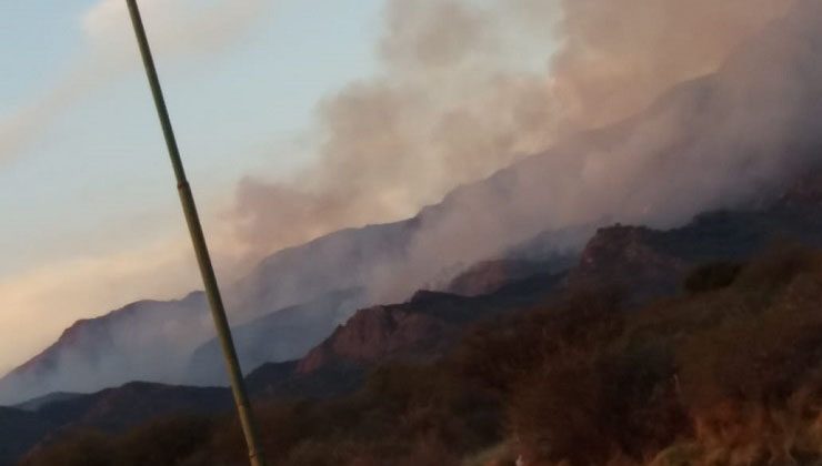 Bomberos continúan combatiendo el incendio detrás del cerro La Bandera