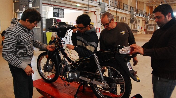 Héctor Comelli: “En mecánica de motos, los alumnos aprenden a hacer service completo”