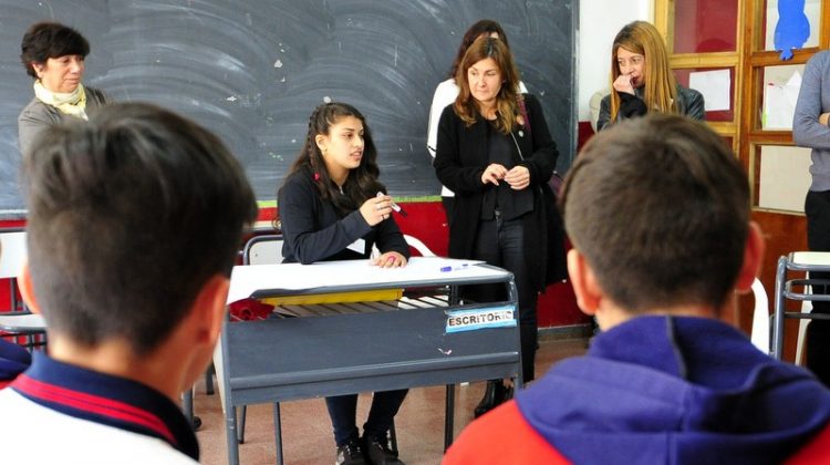 La ministra de Educación se reunió con los alumnos que preparan su participación en el Parlamento Juvenil 2018