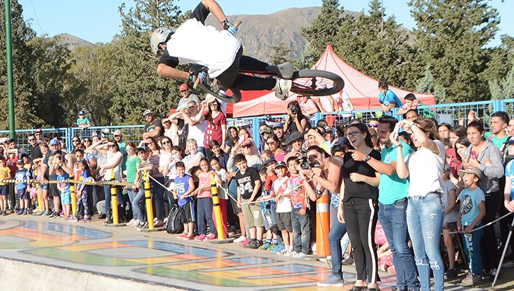 Destrezas, color y emociones en la inauguración de la pista de BMX Bowl