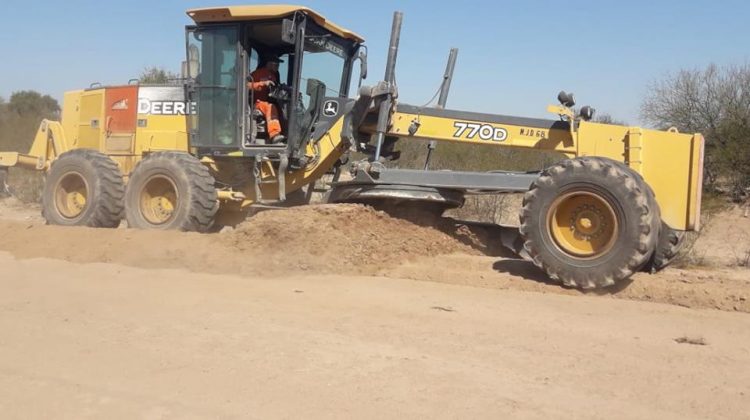 Reparan el camino que une el paraje Alta Gracia con Pozo del Tala