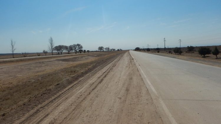 Mejoran las banquinas en cuatro tramos de la Autopista de los Comechingones