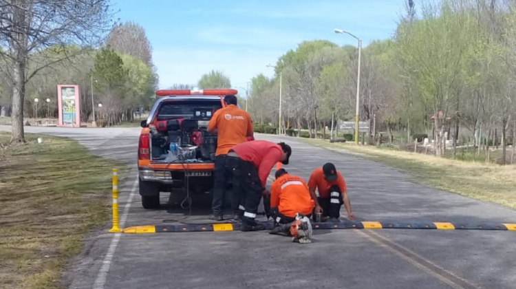 Colocan reductores de velocidad y señalización en el ingreso a Paso Grande