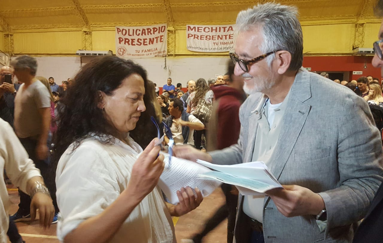 El gobernador Alberto Rodríguez Saá entregó este viernes los cheques en Junín y los alentó a "pelearle a la crisis".