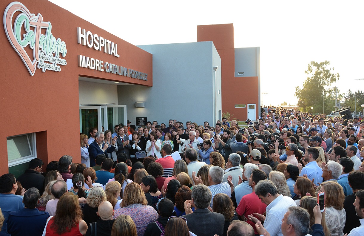 El gobernador inauguró el Hospital Regional de Merlo y dijo que “estamos felices porque esta obra la hicimos entre todos”.